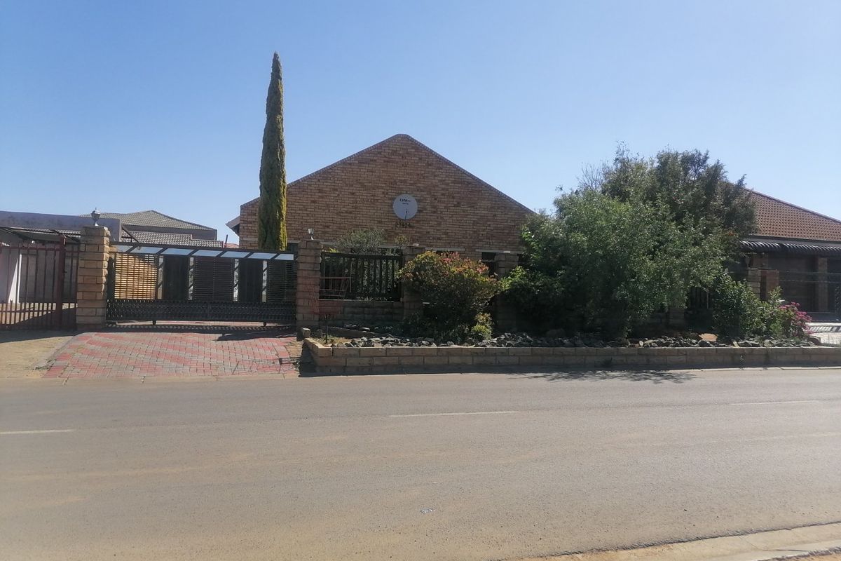Stylish, Spacious & Secure — The Ideal Family Home Awaits - Photo 4