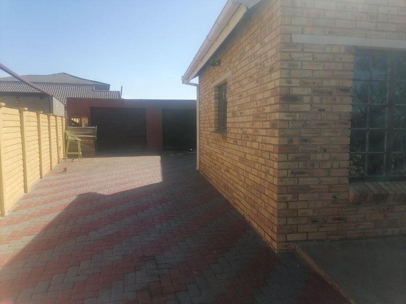 Stylish, Spacious & Secure — The Ideal Family Home Awaits - Photo 5