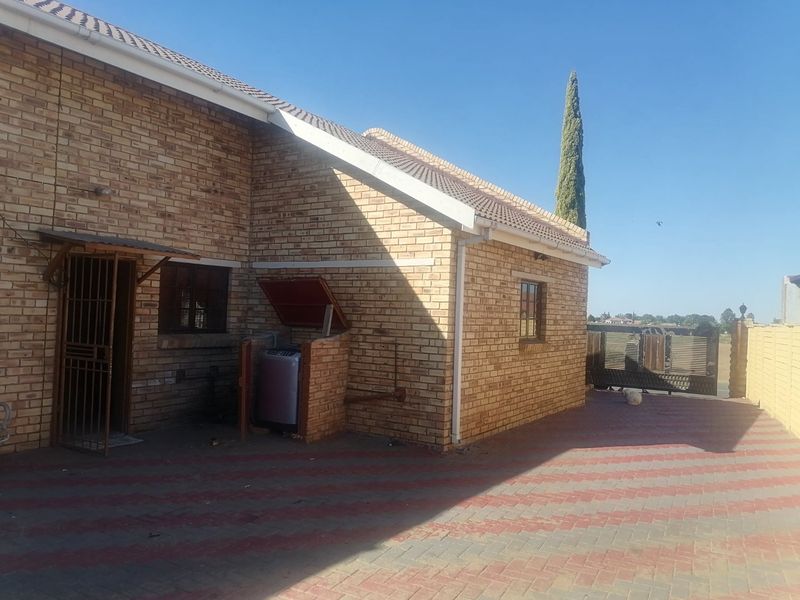 Stylish, Spacious & Secure — The Ideal Family Home Awaits - Photo 2