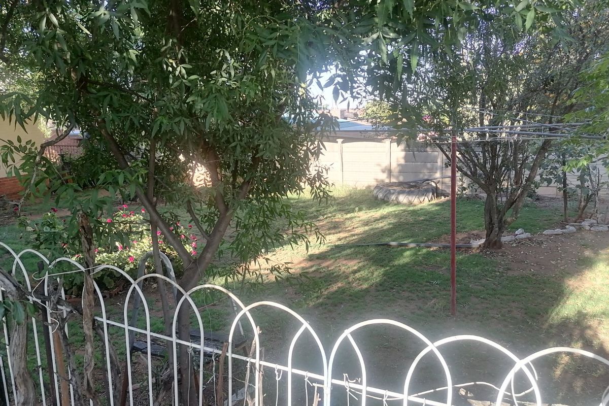 Comfortable Family Living with Pool, Garden & Room to Grow - Photo 5