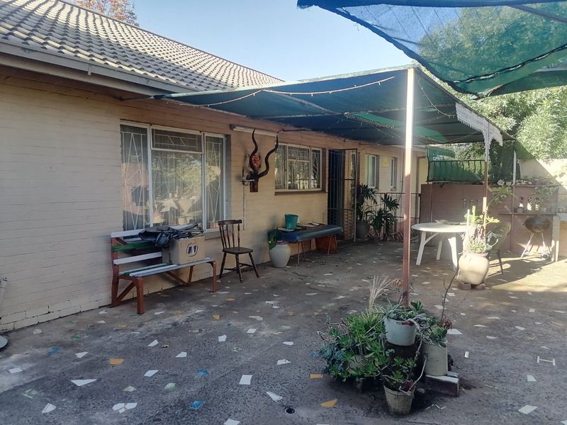 Comfortable Family Living with Pool, Garden & Room to Grow - Photo 2