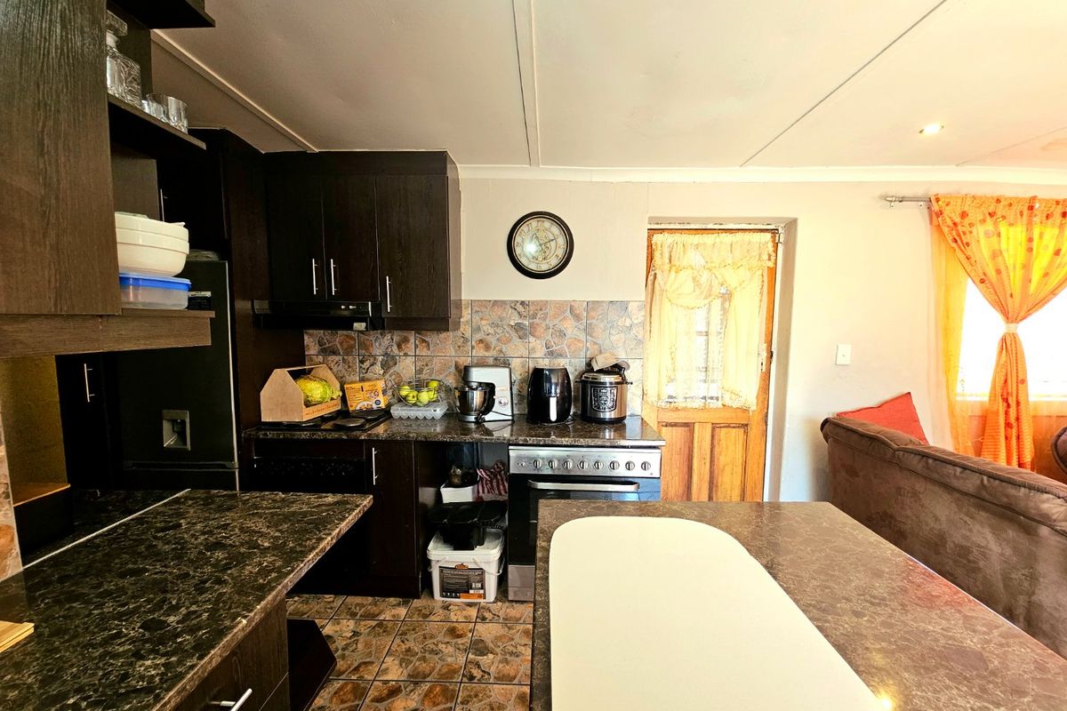 Lovely enclosed three bedroom home situated on a corner plot - Photo 4