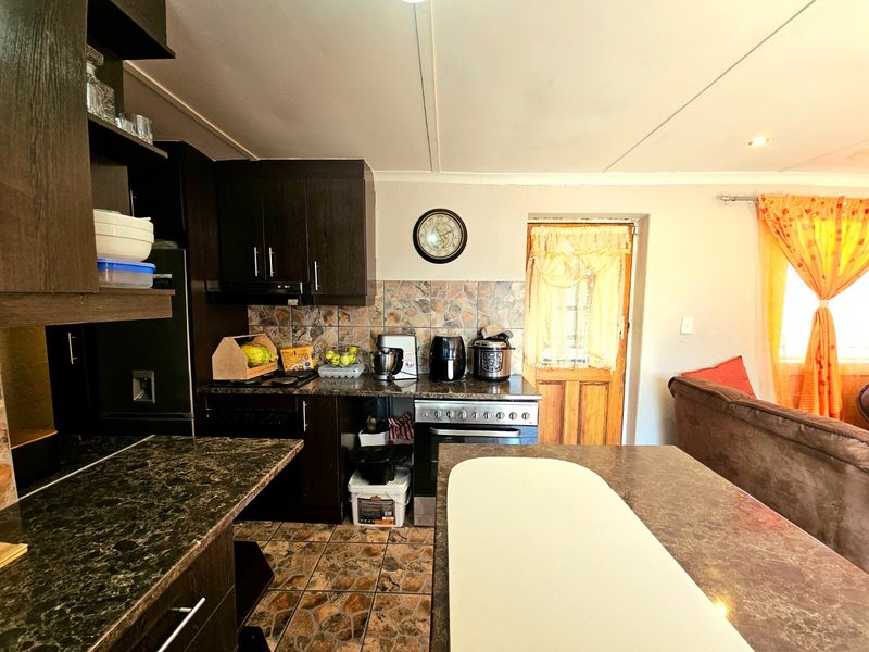 Lovely enclosed three bedroom home situated on a corner plot - Photo 4