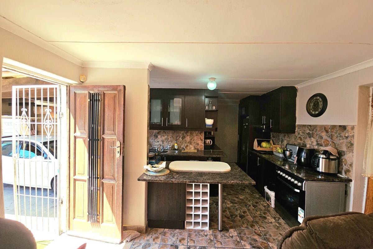 Lovely enclosed three bedroom home situated on a corner plot - Photo 3