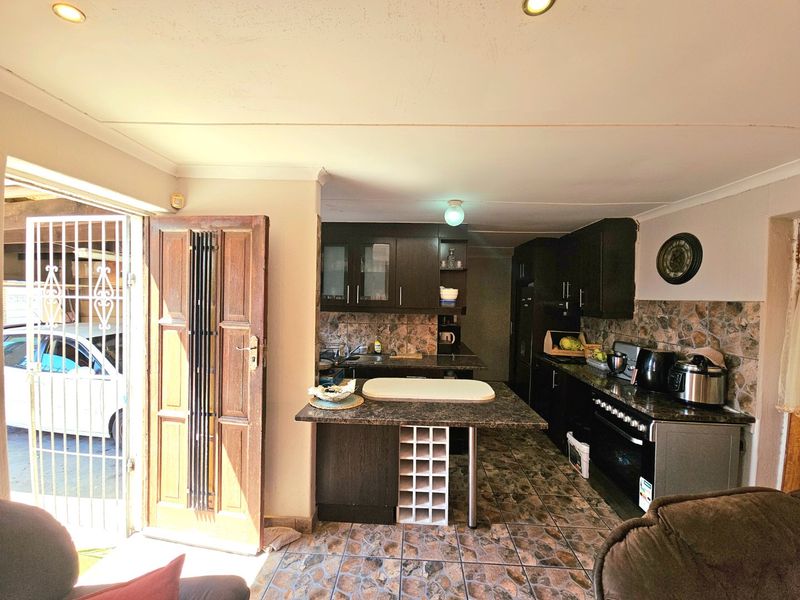 Lovely enclosed three bedroom home situated on a corner plot - Photo 3