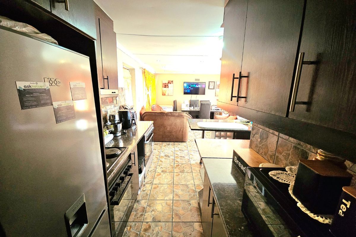 Lovely enclosed three bedroom home situated on a corner plot - Photo 2