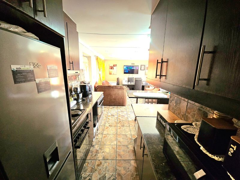 Lovely enclosed three bedroom home situated on a corner plot - Photo 2