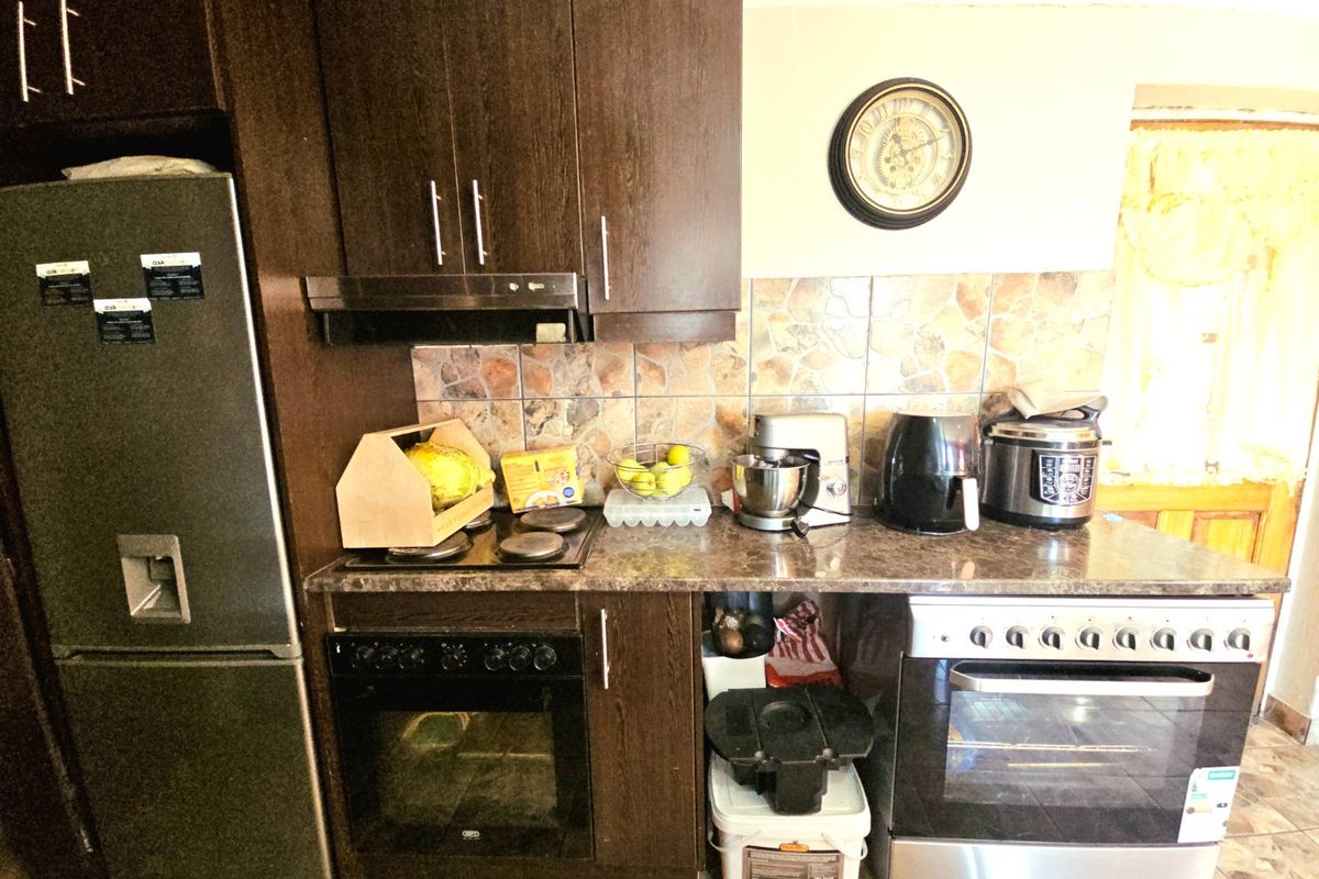 Lovely enclosed three bedroom home situated on a corner plot - Photo 5