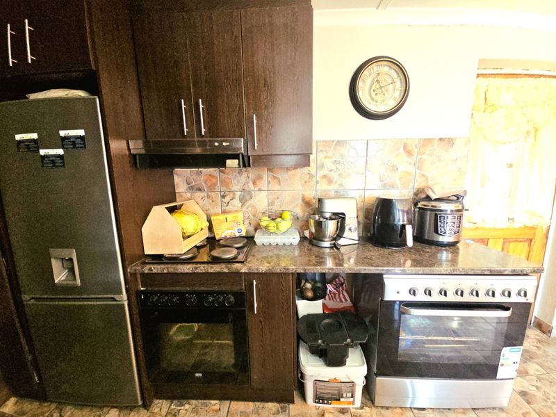 Lovely enclosed three bedroom home situated on a corner plot - Photo 5