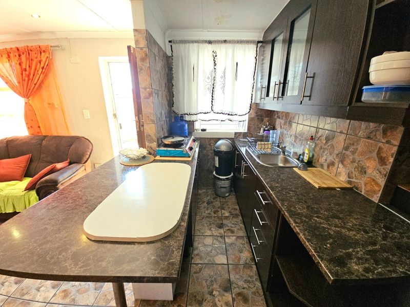 Lovely enclosed three bedroom home situated on a corner plot - Photo 9