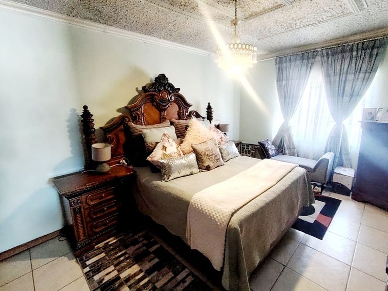 6 Bedroom House for Sale in ZWELITSHA - Photo 10