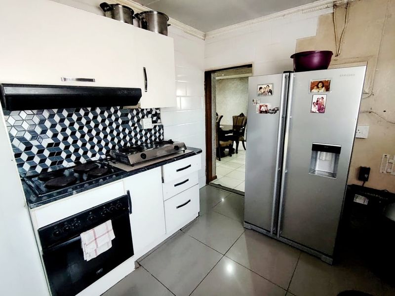 6 Bedroom House for Sale in ZWELITSHA - Photo 9