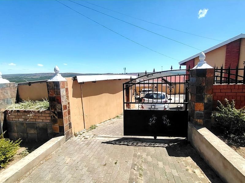 6 Bedroom House for Sale in ZWELITSHA - Photo 3