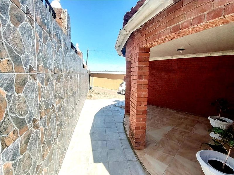 6 Bedroom House for Sale in ZWELITSHA - Photo 8