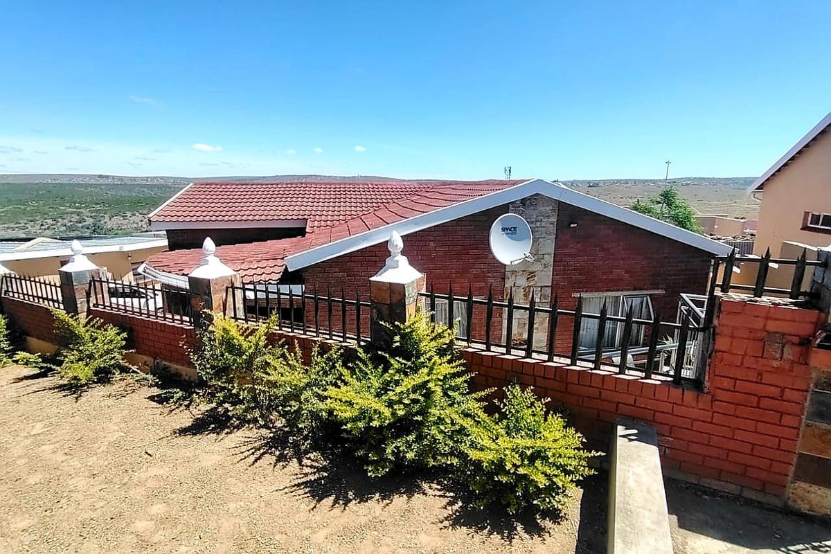 6 Bedroom House for Sale in ZWELITSHA - Photo 2