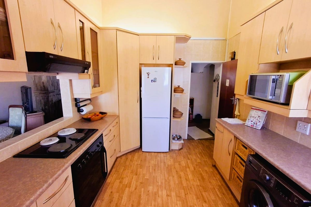 "Stunning 3-bedroom family home, priced to sell, located in the highly sought-after Vaalpark - Photo 5