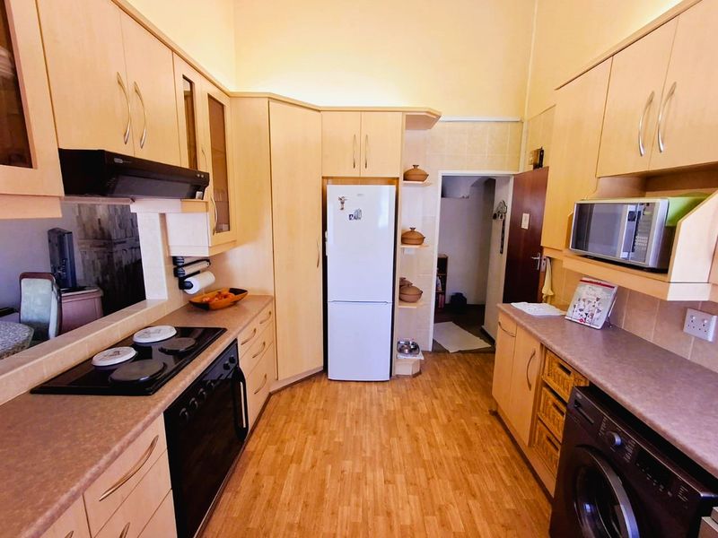 "Stunning 3-bedroom family home, priced to sell, located in the highly sought-after Vaalpark - Photo 5