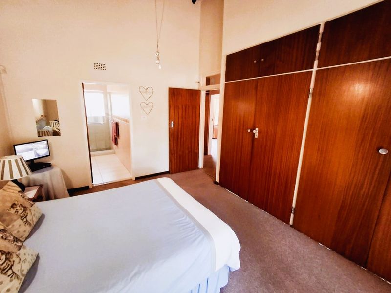 "Stunning 3-bedroom family home, priced to sell, located in the highly sought-after Vaalpark - Photo 8