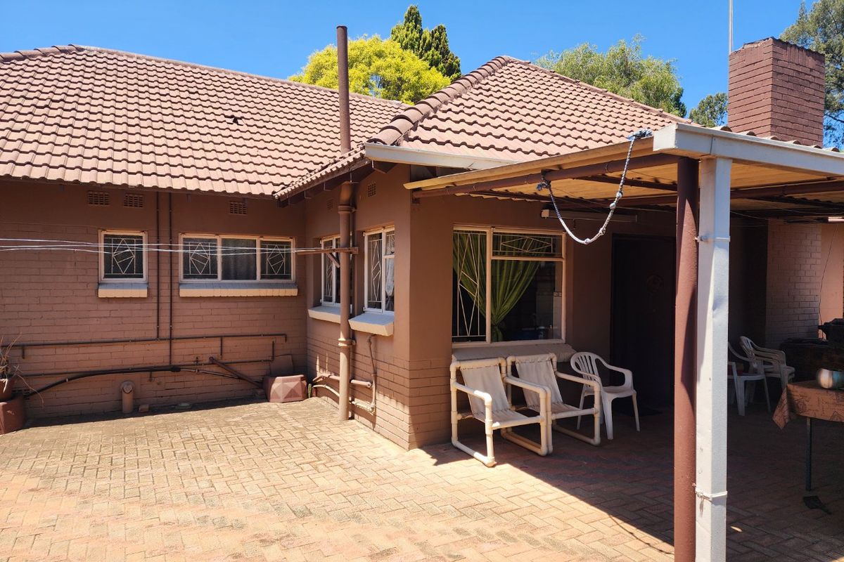 House with Flatlet in Stilfontein Ext 3 - Photo 4