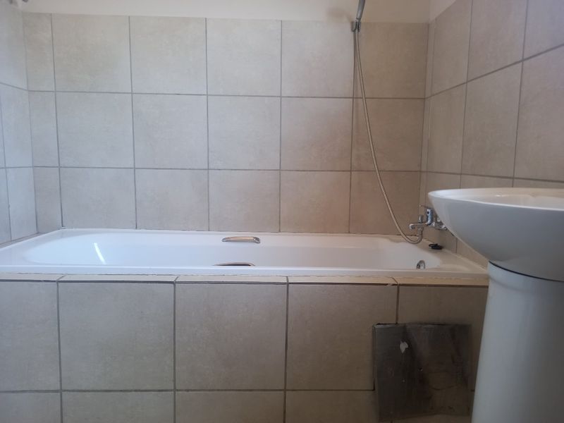 3 Bedroom House to Rent In Kirkney Estate (Pretoria West) - Photo 7
