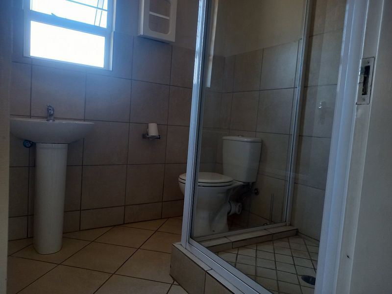 3 Bedroom House to Rent In Kirkney Estate (Pretoria West) - Photo 6