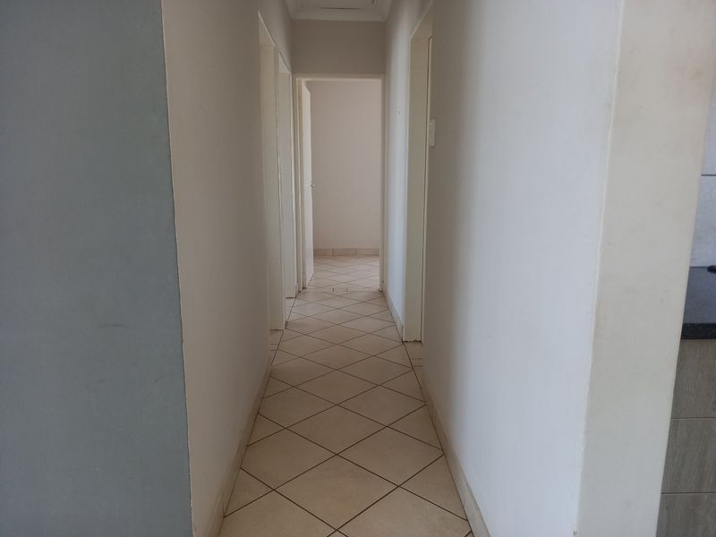 3 Bedroom House to Rent In Kirkney Estate (Pretoria West) - Photo 5