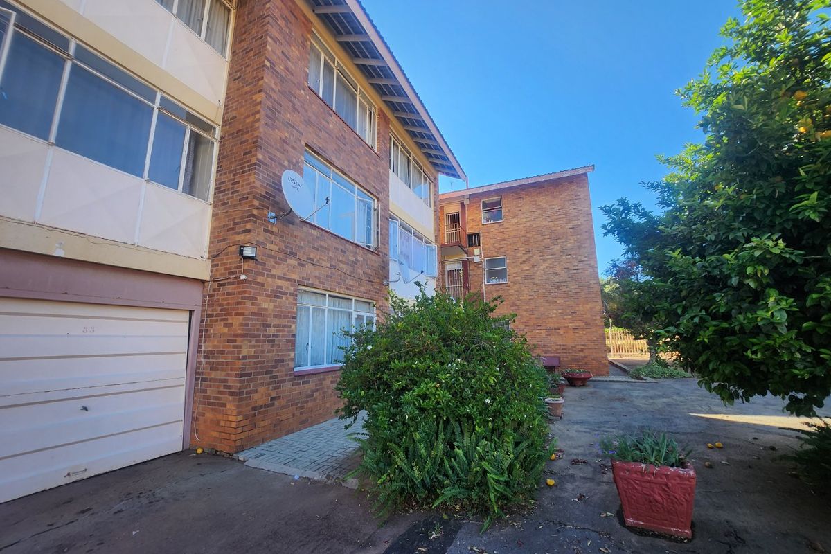 Welcome to the perfect blend of comfort and accessibility in this 2 bedroom apartment!  - Photo 2