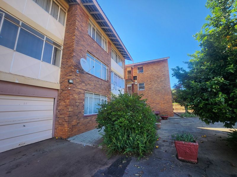 Welcome to the perfect blend of comfort and accessibility in this 2 bedroom apartment!  - Photo 2