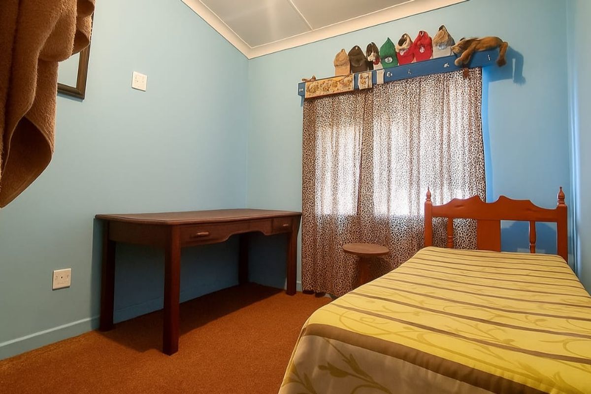 Hidden Gem Awaits: 4-Bedroom Renovation Project in Sonland Park. - Photo 5