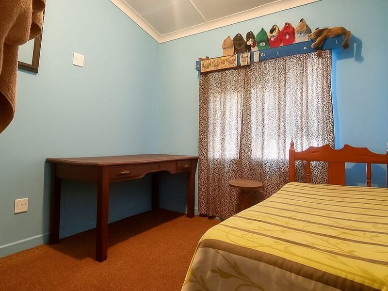 Hidden Gem Awaits: 4-Bedroom Renovation Project in Sonland Park. - Photo 5