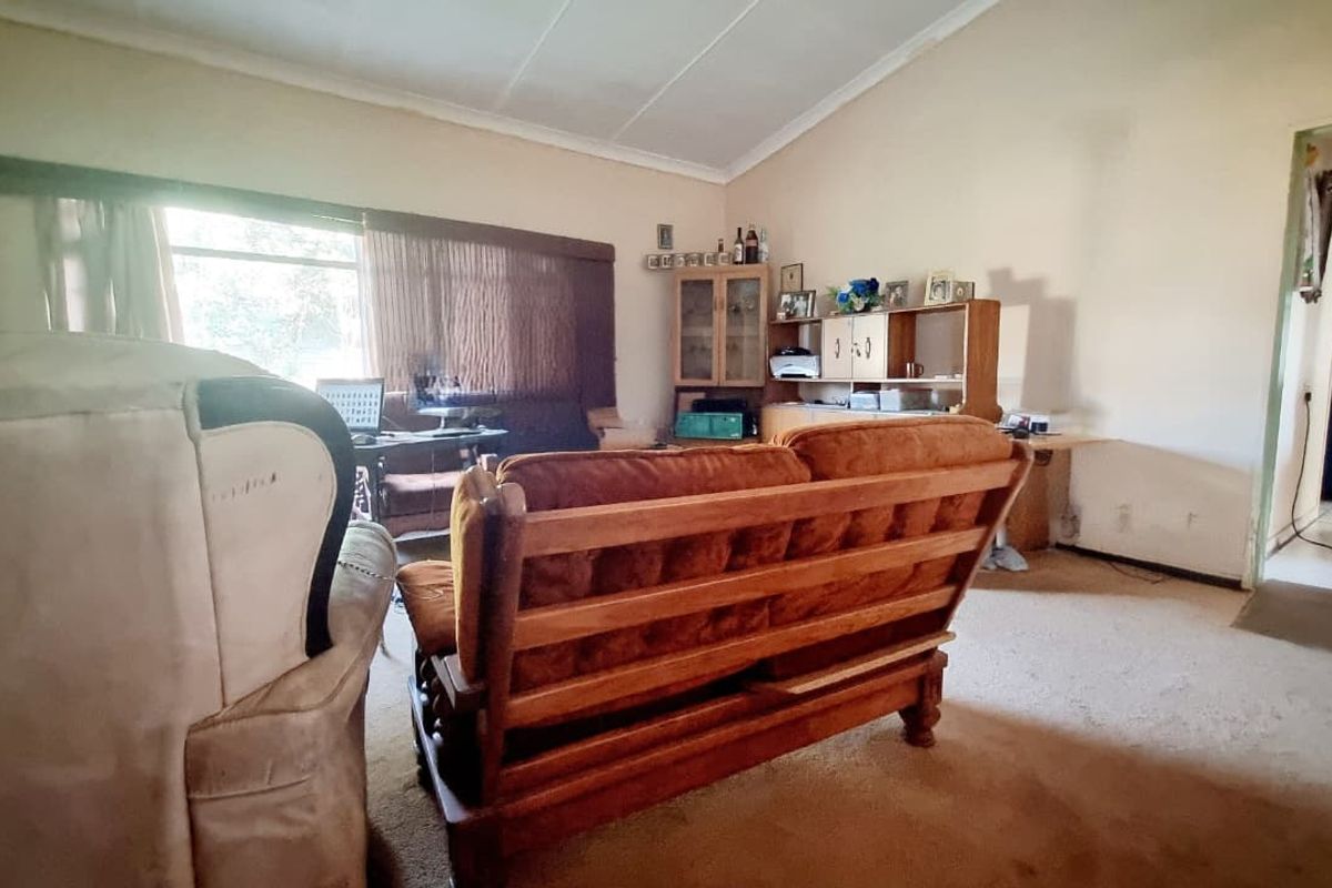 Hidden Gem Awaits: 4-Bedroom Renovation Project in Sonland Park. - Photo 4