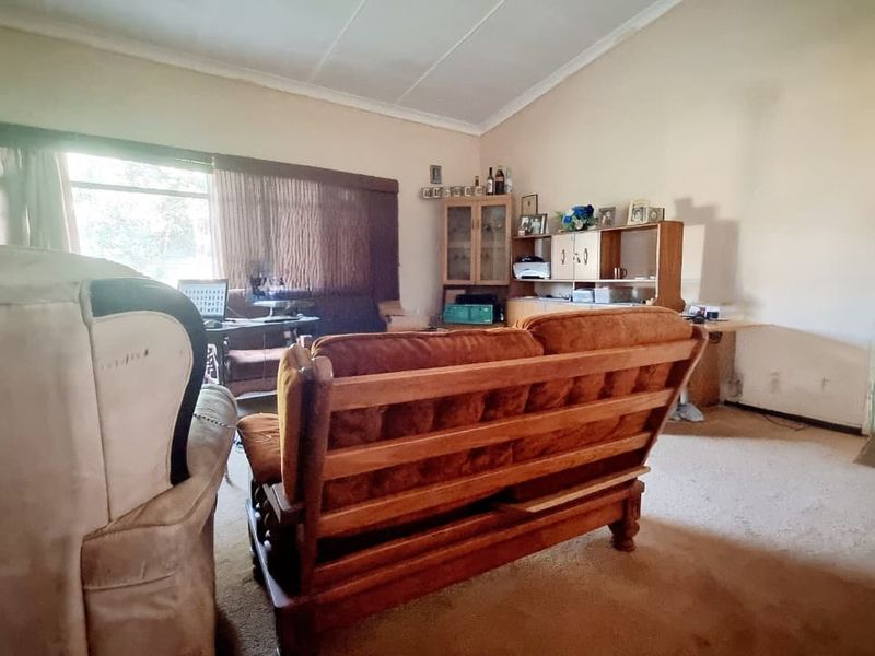 Hidden Gem Awaits: 4-Bedroom Renovation Project in Sonland Park. - Photo 4