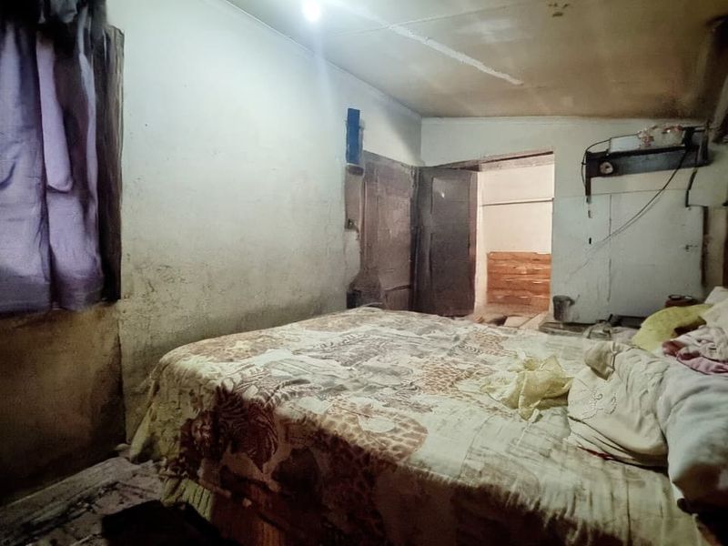 Hidden Gem Awaits: 4-Bedroom Renovation Project in Sonland Park. - Photo 10