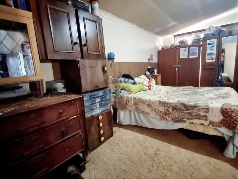 Hidden Gem Awaits: 4-Bedroom Renovation Project in Sonland Park. - Photo 9