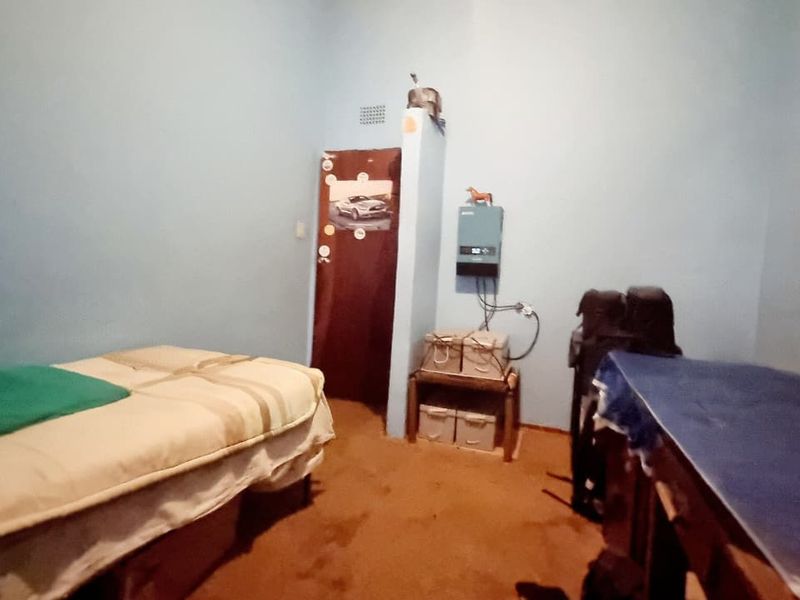 Hidden Gem Awaits: 4-Bedroom Renovation Project in Sonland Park. - Photo 8