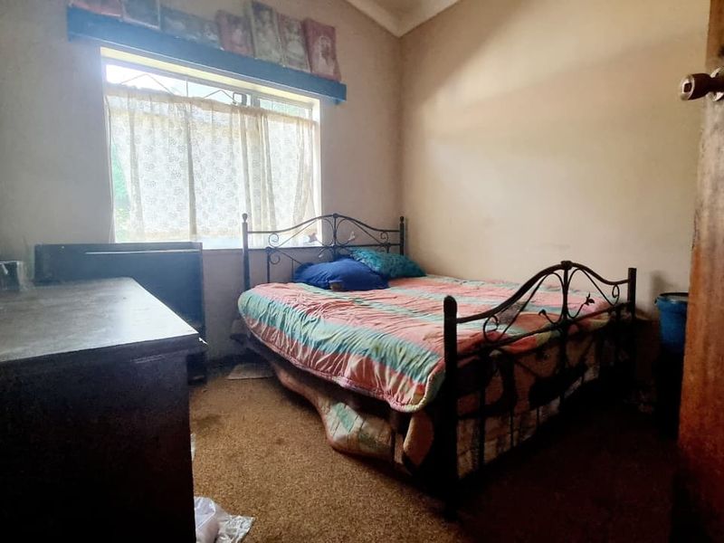 Hidden Gem Awaits: 4-Bedroom Renovation Project in Sonland Park. - Photo 7