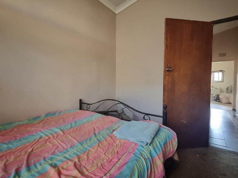 Hidden Gem Awaits: 4-Bedroom Renovation Project in Sonland Park. - Photo 6