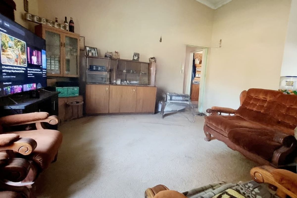 Hidden Gem Awaits: 4-Bedroom Renovation Project in Sonland Park. - Photo 3