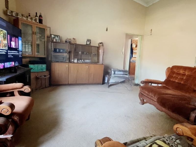 Hidden Gem Awaits: 4-Bedroom Renovation Project in Sonland Park. - Photo 3