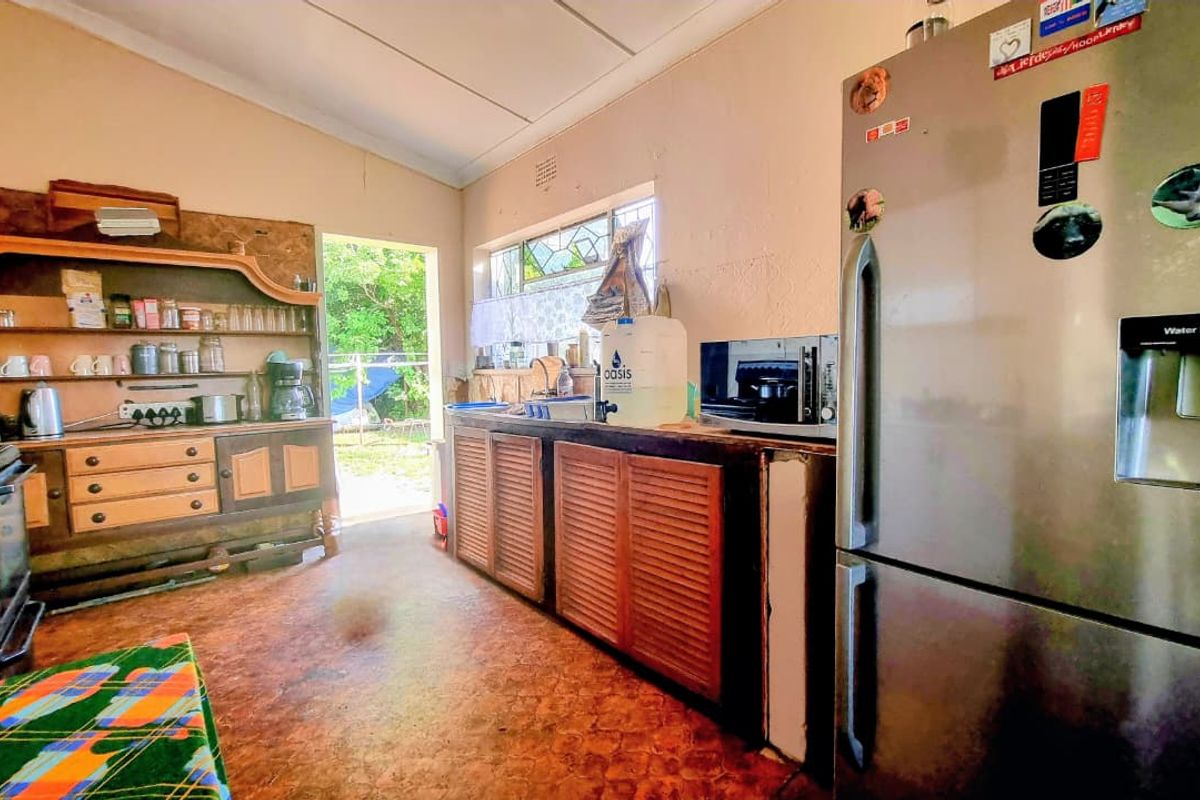 Hidden Gem Awaits: 4-Bedroom Renovation Project in Sonland Park. - Photo 2