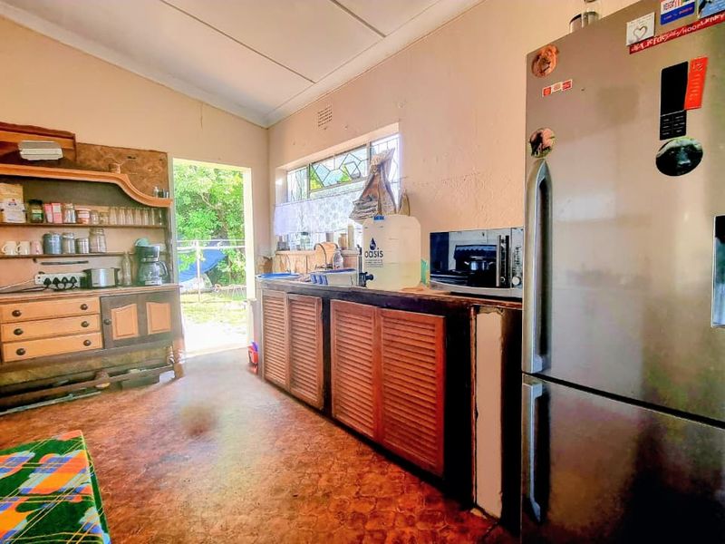 Hidden Gem Awaits: 4-Bedroom Renovation Project in Sonland Park. - Photo 2