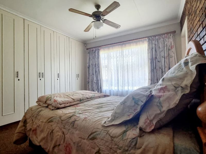 Luxurious 3-Bedroom Sandstone Haven in Waldrift, Vereeniging. - Photo 9