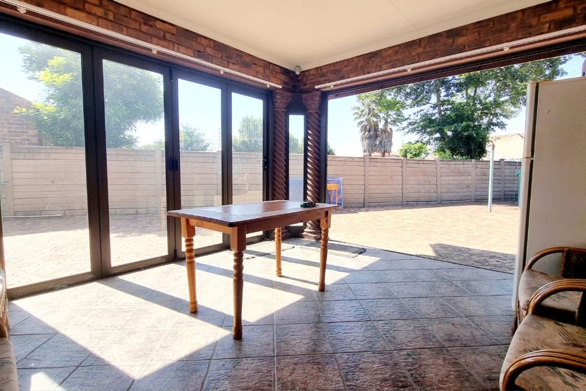 Luxurious 3-Bedroom Sandstone Haven in Waldrift - Photo 4