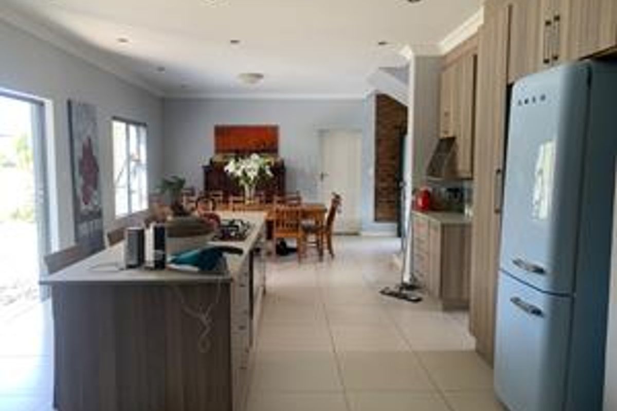 MODERN FAMILY HOME! - Photo 5