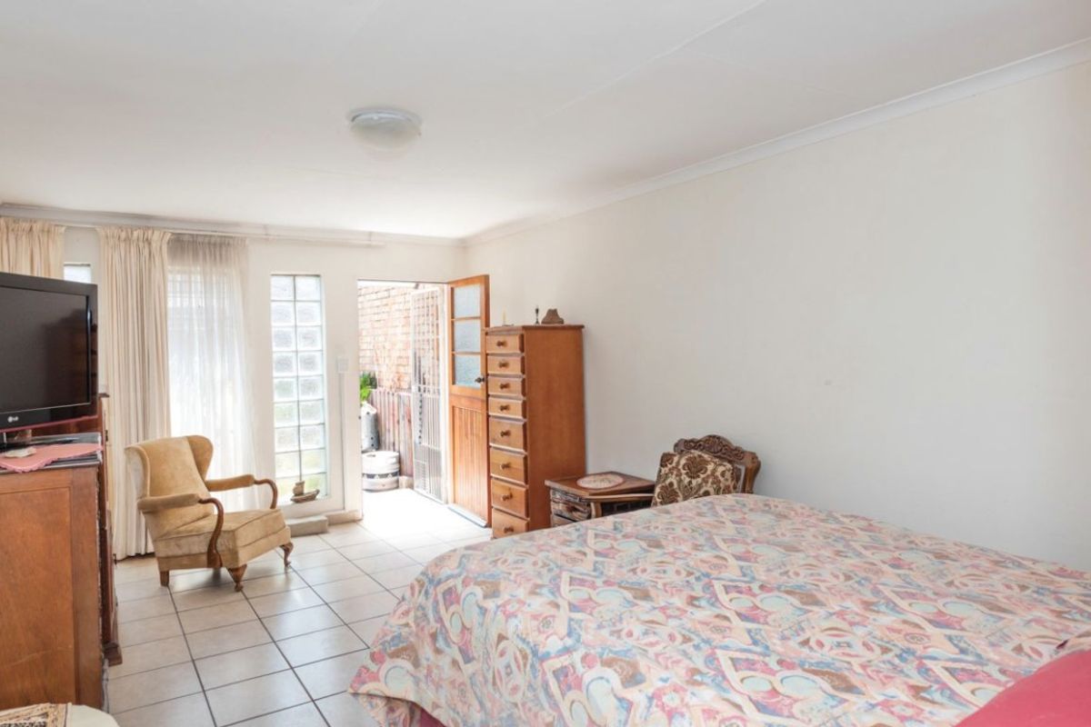 1 Bed Simplex – Secure and Pet-Friendly Starter Home  This neat 1-bedroom simplex offers a great opportunity for first-time buyers or investors. With 39 m2 of living space, the unit includes an open-plan lounge and a functional kitchen with wooden counter tops. The bathroom is compact and convenient, and one covered carport is included.  The unit is pet-friendly and features good security with Spanish bars on the windows and a security gate. The complex offers added peace of mind with armed response, a panic button system, remote-controlled access, and an intercom.  Affordable, secure, and well-located—don’t miss out! Contact us today to arrange a viewing. - Photo 4