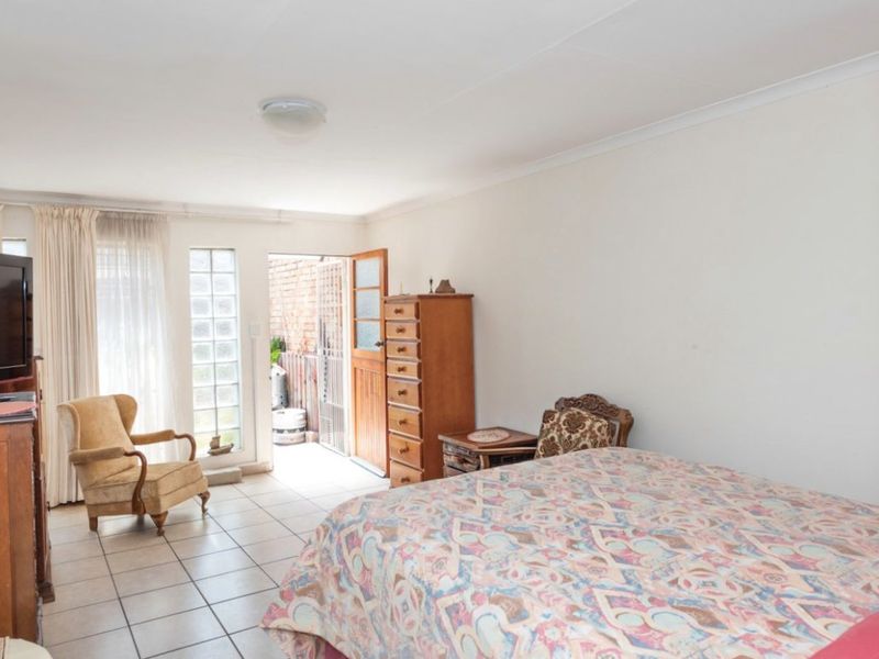 1 Bed Simplex – Secure and Pet-Friendly Starter Home  This neat 1-bedroom simplex offers a great opportunity for first-time buyers or investors. With 39 m2 of living space, the unit includes an open-plan lounge and a functional kitchen with wooden counter tops. The bathroom is compact and convenient, and one covered carport is included.  The unit is pet-friendly and features good security with Spanish bars on the windows and a security gate. The complex offers added peace of mind with armed response, a panic button system, remote-controlled access, and an intercom.  Affordable, secure, and well-located—don’t miss out! Contact us today to arrange a viewing. - Photo 4