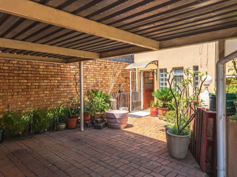 1 Bed Simplex – Secure and Pet-Friendly Starter Home  This neat 1-bedroom simplex offers a great opportunity for first-time buyers or investors. With 39 m2 of living space, the unit includes an open-plan lounge and a functional kitchen with wooden counter tops. The bathroom is compact and convenient, and one covered carport is included.  The unit is pet-friendly and features good security with Spanish bars on the windows and a security gate. The complex offers added peace of mind with armed response, a panic button system, remote-controlled access, and an intercom.  Affordable, secure, and well-located—don’t miss out! Contact us today to arrange a viewing. - Photo 9