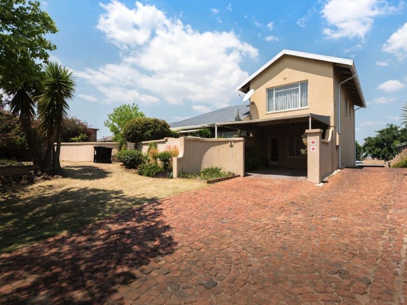 1 Bed Simplex – Secure and Pet-Friendly Starter Home  This neat 1-bedroom simplex offers a great opportunity for first-time buyers or investors. With 39 m2 of living space, the unit includes an open-plan lounge and a functional kitchen with wooden counter tops. The bathroom is compact and convenient, and one covered carport is included.  The unit is pet-friendly and features good security with Spanish bars on the windows and a security gate. The complex offers added peace of mind with armed response, a panic button system, remote-controlled access, and an intercom.  Affordable, secure, and well-located—don’t miss out! Contact us today to arrange a viewing. - Photo 10