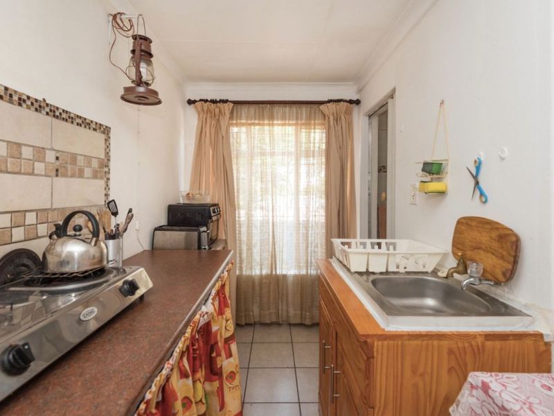 1 Bed Simplex – Secure and Pet-Friendly Starter Home  This neat 1-bedroom simplex offers a great opportunity for first-time buyers or investors. With 39 m2 of living space, the unit includes an open-plan lounge and a functional kitchen with wooden counter tops. The bathroom is compact and convenient, and one covered carport is included.  The unit is pet-friendly and features good security with Spanish bars on the windows and a security gate. The complex offers added peace of mind with armed response, a panic button system, remote-controlled access, and an intercom.  Affordable, secure, and well-located—don’t miss out! Contact us today to arrange a viewing. - Photo 8