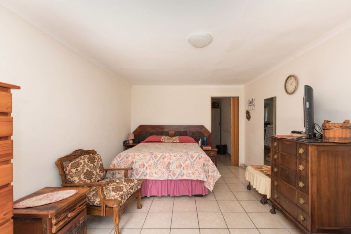 1 Bed Simplex – Secure and Pet-Friendly Starter Home  This neat 1-bedroom simplex offers a great opportunity for first-time buyers or investors. With 39 m2 of living space, the unit includes an open-plan lounge and a functional kitchen with wooden counter tops. The bathroom is compact and convenient, and one covered carport is included.  The unit is pet-friendly and features good security with Spanish bars on the windows and a security gate. The complex offers added peace of mind with armed response, a panic button system, remote-controlled access, and an intercom.  Affordable, secure, and well-located—don’t miss out! Contact us today to arrange a viewing. - Photo 3